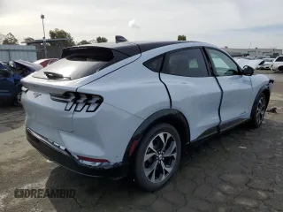 2022 Ford Mustang Mach-E Premium z VIN 3FMTK3SU7NMA49432, wystawiony jako Copart lot #36591543 z przebiegiem 993 mil mil oraz . Historia ofert i sprzedaży dostępna na DreamBid. Obrazek 3.