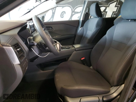 2023 Nissan Rogue S z VIN 5N1BT3AB1PC857790, wystawiony jako Copart lot #60016115 z przebiegiem 76 092 mil mil oraz Czysty tytuł • Clean title. Historia ofert i sprzedaży dostępna na DreamBid. Obrazek 7.