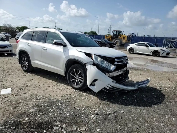 2017 Toyota Highlander XLE with VIN 5TDJZRFH2HS397442, listed as a Copart auction lot 60842085 with 109,891 mi miles and Salvage title. Bid and sale history available at DreamBid. Image 14.