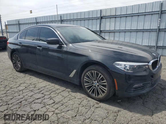 2018 BMW 5 Series 540i z VIN WBAJE5C54JG917667, wystawiony jako Copart lot #56655625 z przebiegiem 99 236 mil mil oraz Czysty tytuł • Clean title. Historia ofert i sprzedaży dostępna na DreamBid. Obrazek 4.