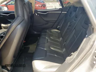 2013 Tesla Model S z VIN 5YJSA1AG1DFP08708, wystawiony jako Copart lot #58403985 z przebiegiem 120 809 mil mil oraz Szkoda całkowita • Salvage title. Historia ofert i sprzedaży dostępna na DreamBid. Obrazek 10.