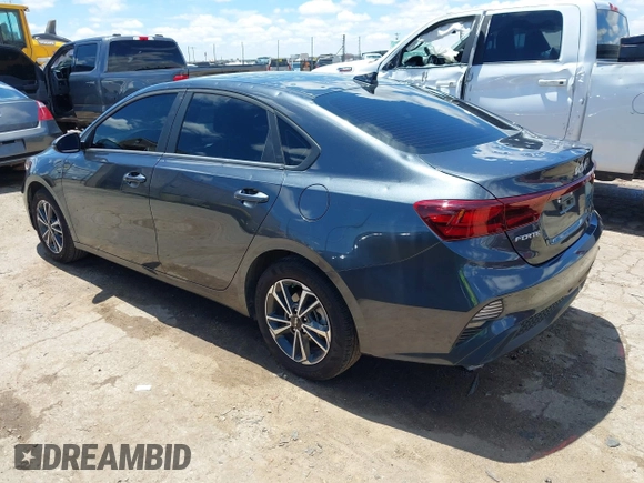 2024 Kia Forte LXS z VIN 3KPF24AD9RE819395, wystawiony jako IAAI lot #42182642 z przebiegiem 14 778 mil mil oraz . Historia ofert i sprzedaży dostępna na DreamBid. Obrazek 3.