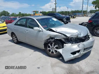 2005 Toyota Camry LE z VIN 4T1BF30K55U087903, wystawiony jako IAAI lot #42357105 z przebiegiem 161 901 mil mil oraz . Historia ofert i sprzedaży dostępna na DreamBid. Obrazek 1.