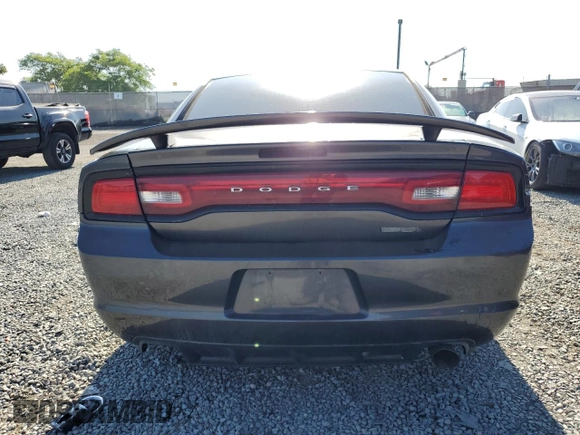 2013 Dodge Charger SE z VIN 2C3CDXBG6DH636433, wystawiony jako Copart lot #57604175 z przebiegiem 216 750 mil mil oraz Tytuł czysty. Historia ofert i sprzedaży dostępna na DreamBid. Obrazek 6.