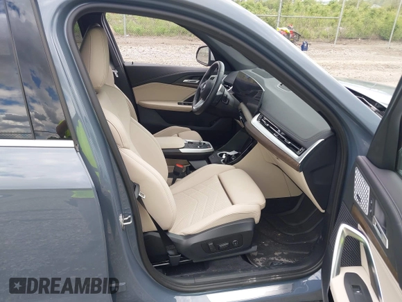 2023 BMW X1 xDrive28i z VIN WBX73EF06P5W75006, wystawiony jako IAAI lot #42235317 z przebiegiem 22 890 mil mil oraz . Historia ofert i sprzedaży dostępna na DreamBid. Obrazek 5.