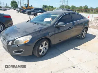 2012 Volvo S60 T5 с VIN YV1622FS7C2046680, выставлен на аукционе IAAI как лот 42170446 с пробегом 137 136 миль миль и . История ставок и продаж доступна на DreamBid. Изображение 2.