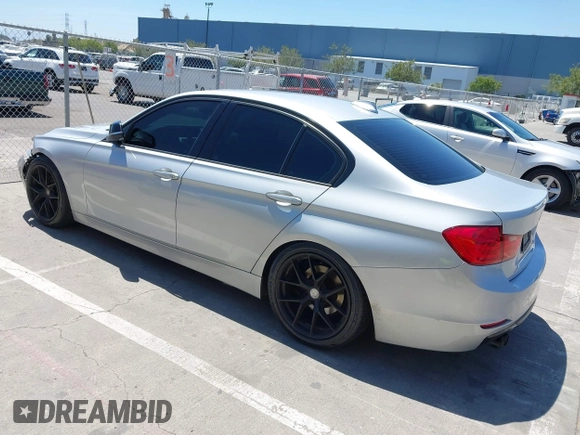 2013 BMW 3 Series 328i z VIN WBA3C1C58DF438492, wystawiony jako IAAI lot #42227575 z przebiegiem 110 497 mil mil oraz . Historia ofert i sprzedaży dostępna na DreamBid. Obrazek 3.