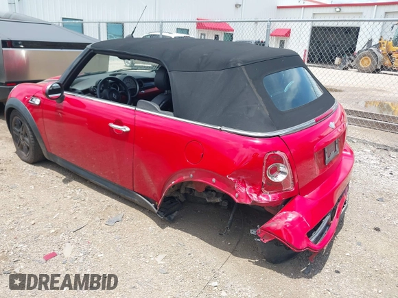 2013 MINI Convertible S z VIN WMWZP3C50DT297624, wystawiony jako IAAI lot #42558374 z przebiegiem 55 106 mil mil oraz . Historia ofert i sprzedaży dostępna na DreamBid. Obrazek 3.