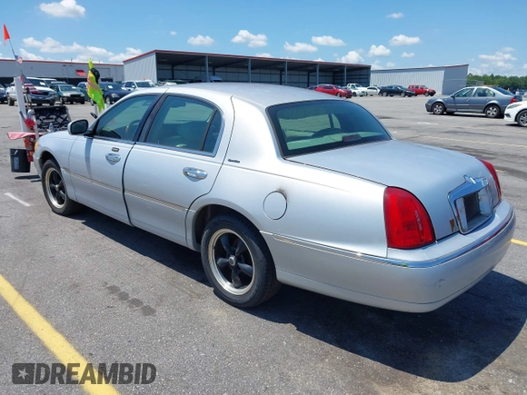 2002 Lincoln Town Car Signature z VIN 1LNHM82W22Y639231, wystawiony jako IAAI lot #42513503 z przebiegiem 126 832 mil mil oraz . Historia ofert i sprzedaży dostępna na DreamBid. Obrazek 3.