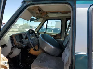 1994 Chevrolet Chevy Van z VIN 1GBEG25K9RF176079, wystawiony jako Copart lot #65824634 z przebiegiem 180 507 mil mil oraz Czysty tytuł • Clean title. Historia ofert i sprzedaży dostępna na DreamBid. Obrazek 7.