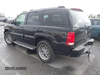 2005 Cadillac Escalade z VIN 1GYEC63T95R181022, wystawiony jako IAAI lot #41777173 z przebiegiem 44 348 mil mil oraz . Historia ofert i sprzedaży dostępna na DreamBid. Obrazek 3.