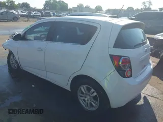 2015 Chevrolet Sonic LT z VIN 1G1JC6SB8F4201796, wystawiony jako IAAI lot #42801612 z przebiegiem 209 607 mil mil oraz . Historia ofert i sprzedaży dostępna na DreamBid. Obrazek 3.