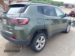 2018 Jeep Compass Latitude z VIN 3C4NJDBB8JT184990, wystawiony jako IAAI lot #42354000 z przebiegiem 77 444 mil mil oraz . Historia ofert i sprzedaży dostępna na DreamBid. Obrazek 4.