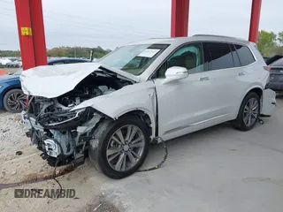 2024 Cadillac XT6 Premium Luxury z VIN 1GYKPERS5RZ741592, wystawiony jako IAAI lot #41327267 z przebiegiem 5 889 mil mil oraz . Historia ofert i sprzedaży dostępna na DreamBid. Obrazek 18.