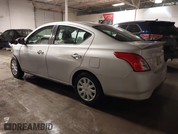 2017 Nissan Versa SV z VIN 3N1CN7AP6HK451461, wystawiony jako IAAI lot #41353549 z przebiegiem 108 075 mil mil oraz . Historia ofert i sprzedaży dostępna na DreamBid. Obrazek 3.