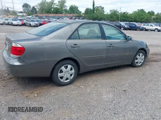 2005 Toyota Camry LE z VIN 4T1BE30K25U605811, wystawiony jako IAAI lot #42309112 z przebiegiem 153 914 mil mil oraz . Historia ofert i sprzedaży dostępna na DreamBid. Obrazek 4.