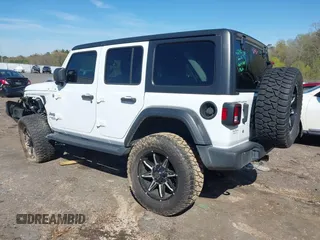 2020 Jeep Wrangler Unlimited Sport S z VIN 1C4HJXDN5LW204468, wystawiony jako IAAI lot #41855289 z przebiegiem 62 610 mil mil oraz . Historia ofert i sprzedaży dostępna na DreamBid. Obrazek 3.