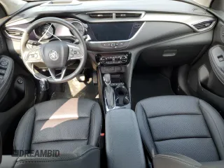 2022 Buick Encore GX Essence z VIN KL4MMGSL2NB116070, wystawiony jako Copart lot #60507625 z przebiegiem 40 067 mil mil oraz Szkoda całkowita • Salvage title. Historia ofert i sprzedaży dostępna na DreamBid. Obrazek 8.
