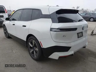 2022 BMW iX xDrive50 z VIN WB523CF01NCK27983, wystawiony jako IAAI lot #42106093 z przebiegiem 21 505 mil mil oraz . Historia ofert i sprzedaży dostępna na DreamBid. Obrazek 3.