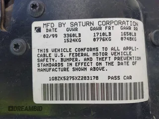 1999 Saturn SL z VIN 1G8ZK5275XZ283178, wystawiony jako IAAI lot #42303549 z przebiegiem 216 776 mil mil oraz . Historia ofert i sprzedaży dostępna na DreamBid. Obrazek 9.