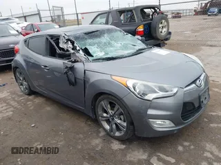 2016 Hyundai Veloster z VIN KMHTC6AD3GU248363, wystawiony jako IAAI lot #42186479 z przebiegiem 141 745 mil mil oraz . Historia ofert i sprzedaży dostępna na DreamBid. Obrazek 1.