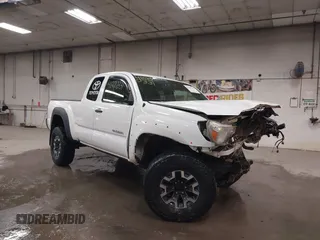 2015 Toyota Tacoma z VIN 5TFUX4EN9FX036973, wystawiony jako IAAI lot #41600331 z przebiegiem 150 343 mil mil oraz . Historia ofert i sprzedaży dostępna na DreamBid. Obrazek 1.