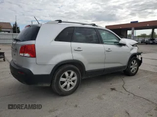 2013 Kia Sorento LX z VIN 5XYKT4A67DG355452, wystawiony jako Copart lot #54902255 z przebiegiem 188 949 mil mil oraz Szkoda całkowita • Salvage title. Historia ofert i sprzedaży dostępna na DreamBid. Obrazek 3.