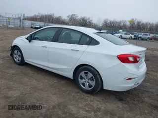 2017 Chevrolet Cruze LS z VIN 1G1BC5SM7H7140622, wystawiony jako IAAI lot #41725637 z przebiegiem 137 089 mil mil oraz . Historia ofert i sprzedaży dostępna na DreamBid. Obrazek 3.