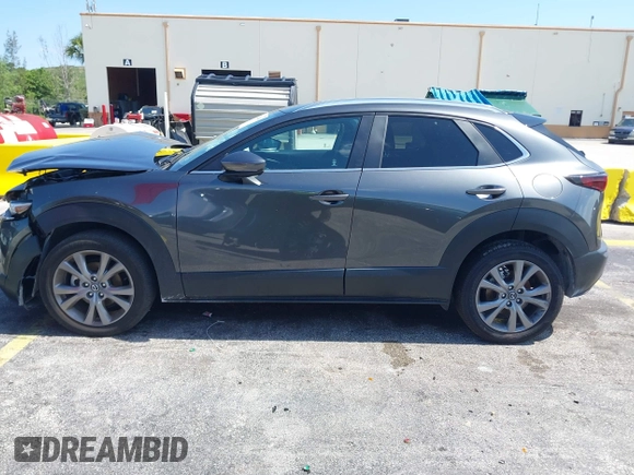 2025 Mazda CX-30 S Carbon Edition z VIN 3MVDMBCMXSM751668, wystawiony jako IAAI lot #42329444 z przebiegiem 16 735 mil mil oraz . Historia ofert i sprzedaży dostępna na DreamBid. Obrazek 14.