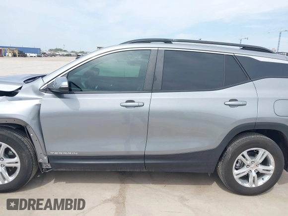 2024 GMC Terrain SLE z VIN 3GKALMEG7RL263549, wystawiony jako IAAI lot #42055302 z przebiegiem 8 023 mil mil oraz . Historia ofert i sprzedaży dostępna na DreamBid. Obrazek 15.
