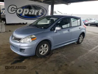 2011 Nissan Versa S z VIN 3N1BC1CP4BL496590, wystawiony jako Copart lot #60434735 z przebiegiem 113 425 mil mil oraz Szkoda całkowita • Salvage title. Historia ofert i sprzedaży dostępna na DreamBid. Obrazek 1.