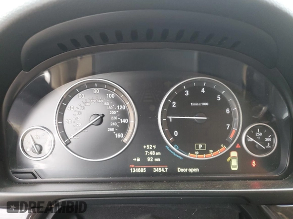 2013 BMW 5 Series 528i xDrive z VIN WBAXH5C57DD106985, wystawiony jako Copart lot #53888225 z przebiegiem 134 685 mil mil oraz Szkoda całkowita • Salvage title. Historia ofert i sprzedaży dostępna na DreamBid. Obrazek 9.