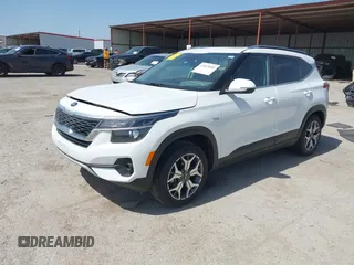 2021 Kia Seltos EX z VIN KNDERCAA4M7165986, wystawiony jako IAAI lot #41815940 z przebiegiem 61 615 mil mil oraz . Historia ofert i sprzedaży dostępna na DreamBid. Obrazek 18.