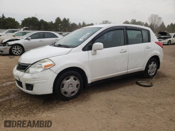 2010 Nissan Versa S z VIN 3N1BC1CP1AL447295, wystawiony jako Copart lot #53544455 z przebiegiem 310 809 mil mil oraz Szkoda całkowita • Salvage title. Historia ofert i sprzedaży dostępna na DreamBid. Obrazek 1.