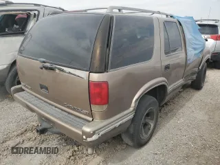 1997 Chevrolet Blazer LS with VIN 1GNCS13W3V2197732, listed as a Copart auction lot 56792025 with 203,968 mi miles and Non repairable. Bid and sale history available at DreamBid. Image 3.