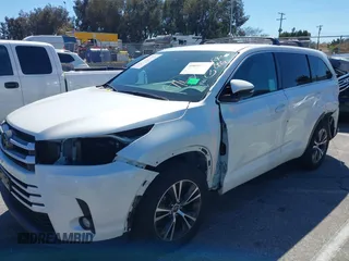 2018 Toyota Highlander LE z VIN 5TDZZRFH2JS278492, wystawiony jako IAAI lot #39094360 z przebiegiem 44 531 mil mil oraz . Historia ofert i sprzedaży dostępna na DreamBid. Obrazek 6.