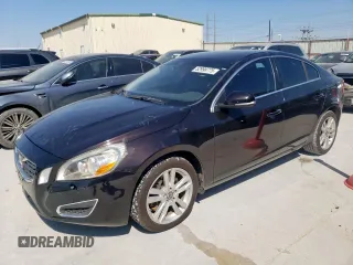 2013 Volvo S60 T5 Premier z VIN YV1612FS9D1216435, wystawiony jako Copart lot #52998775 z przebiegiem 95 532 mil mil oraz Czysty tytuł • Clean title. Historia ofert i sprzedaży dostępna na DreamBid. Obrazek 1.