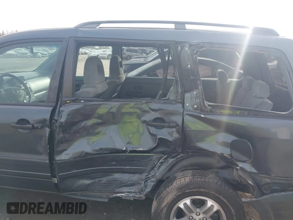 2004 Honda Pilot EX with VIN 2HKYF184X4H590442, listed as a IAAI auction lot 40968680 with 224,892 mi miles. Bid and sale history available at carsss.com. Image 6.