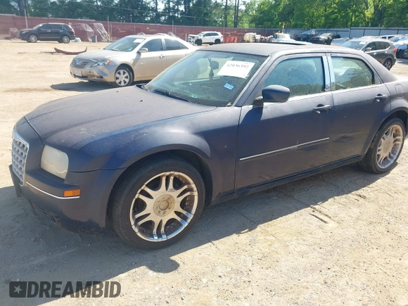 2006 Chrysler 300 Touring with VIN 2C3KA53G86H112808, listed as a IAAI auction lot 42036392 with Not Provided miles. Bid and sale history available at carsss.com. Image 2.