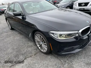 2017 BMW 5 Series 540i xDrive z VIN WBAJE7C36HG890783, wystawiony jako Copart lot #55098475 z przebiegiem 128 332 mil mil oraz Czysty tytuł • Clean title. Historia ofert i sprzedaży dostępna na DreamBid. Obrazek 1.