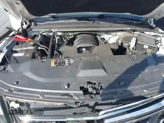 2017 Chevrolet Suburban Premier z VIN 1GNSKJKC9HR117378, wystawiony jako IAAI lot #41610682 z przebiegiem Nie podano mil oraz . Historia ofert i sprzedaży dostępna na DreamBid. Obrazek 10.