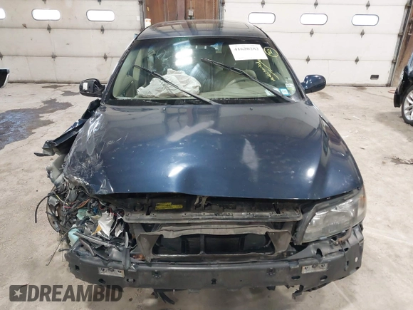 2002 Volvo V70 with VIN YV1SW61R721181578, listed as a IAAI auction lot 41620282 with 260,803 mi miles. Bid and sale history available at carsss.com. Image 12.