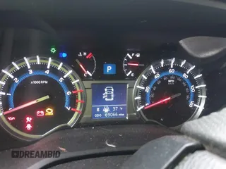 2018 Toyota 4Runner SR5 z VIN JTEBU5JR2J5579001, wystawiony jako IAAI lot #41996934 z przebiegiem 69 066 mil mil oraz . Historia ofert i sprzedaży dostępna na DreamBid. Obrazek 7.
