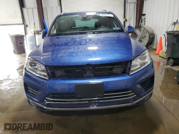 2017 Volkswagen Touareg Wolfsburg Edition z VIN WVGRF7BP3HD000826, wystawiony jako Copart lot #60832115 z przebiegiem 120 945 mil mil oraz Szkoda całkowita • Salvage title. Historia ofert i sprzedaży dostępna na DreamBid. Obrazek 5.