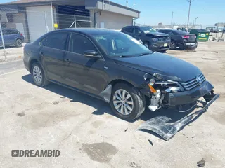 2014 Volkswagen Passat S z VIN 1VWAT7A31EC118381, wystawiony jako IAAI lot #42228859 z przebiegiem 103 795 mil mil oraz . Historia ofert i sprzedaży dostępna na DreamBid. Obrazek 1.