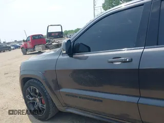 2018 Jeep Grand Cherokee SRT z VIN 1C4RJFDJ7JC281644, wystawiony jako IAAI lot #42481239 z przebiegiem 160 218 mil mil oraz . Historia ofert i sprzedaży dostępna na DreamBid. Obrazek 14.