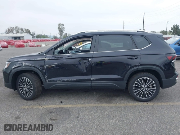 2025 Volkswagen Taos z VIN 3VVSC7B22SM011056, wystawiony jako IAAI lot #41889662 z przebiegiem 75 mil mil oraz . Historia ofert i sprzedaży dostępna na DreamBid. Obrazek 15.