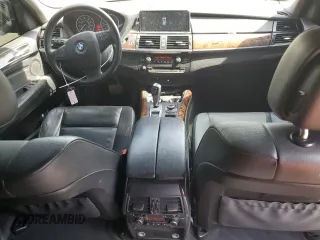 2013 BMW X5 xDrive35d z VIN 5UXZW0C58D0B92594, wystawiony jako Copart lot #49409865 z przebiegiem 141 760 mil mil oraz Szkoda całkowita • Salvage title. Historia ofert i sprzedaży dostępna na DreamBid. Obrazek 8.