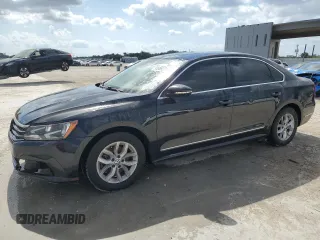 2017 Volkswagen Passat S z VIN 1VWAT7A35HC067150, wystawiony jako Copart lot #53989275 z przebiegiem 136 120 mil mil oraz Czysty tytuł • Clean title. Historia ofert i sprzedaży dostępna na DreamBid. Obrazek 1.