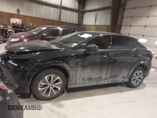 2024 Lexus RZ 300e Premium z VIN JTJABABB4RA001496, wystawiony jako IAAI lot #41402646 z przebiegiem 4 819 mil mil oraz . Historia ofert i sprzedaży dostępna na DreamBid. Obrazek 14.